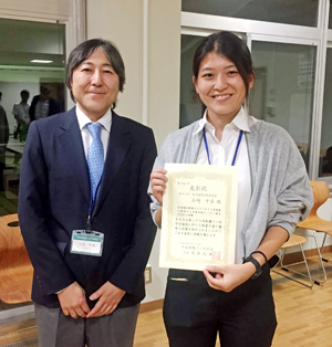 石崎千尋さん　日本無機リン化学会 第16回若手優秀研究発表賞 記念写真